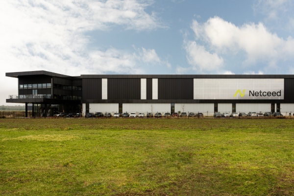 Vliesgevel screens tegen oververhitting Netceed kantoor